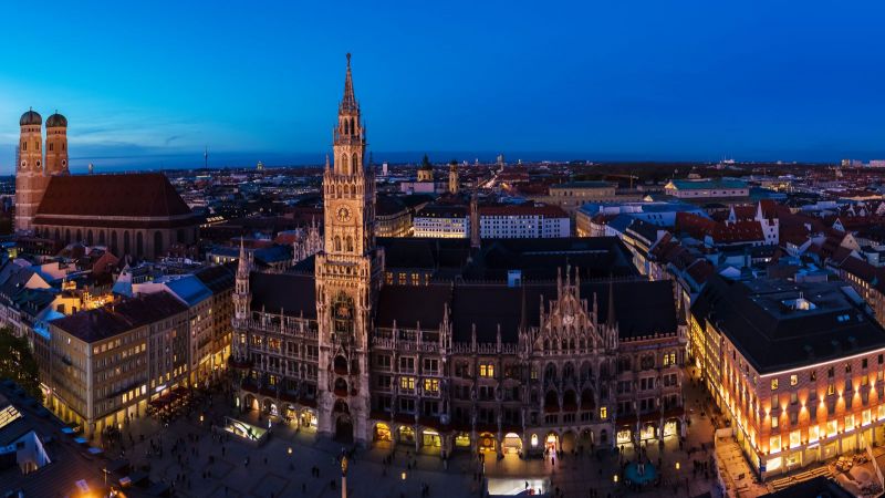 München - beleuchtetes Stadtpanorama bei Nacht
