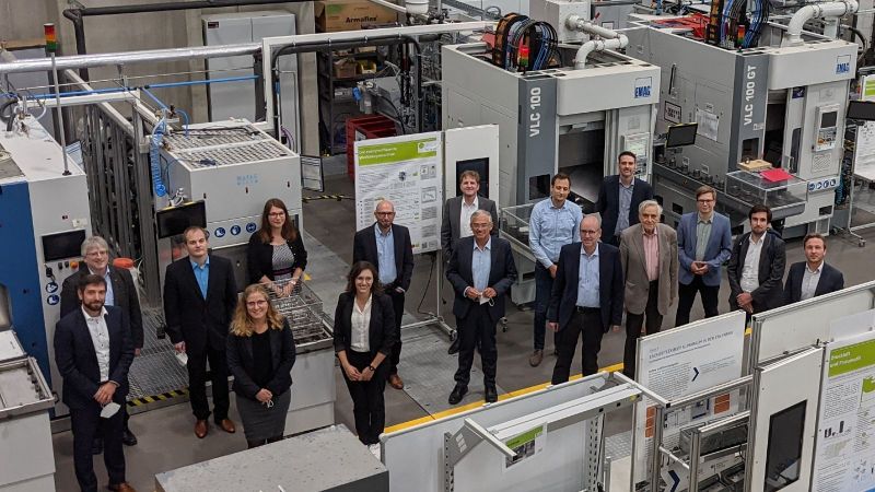 Forschende von EE4InG sowie Vertreterinnen und Vertreter vom BMWi und vom Projektträger Jülich trafen sich zum Abschlusstreffen in der ETA-Fabrik der TU Darmstadt