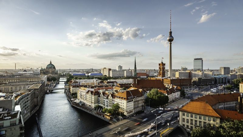 Blick über Berlin mit Spree, Dom und Fernsehturm.
