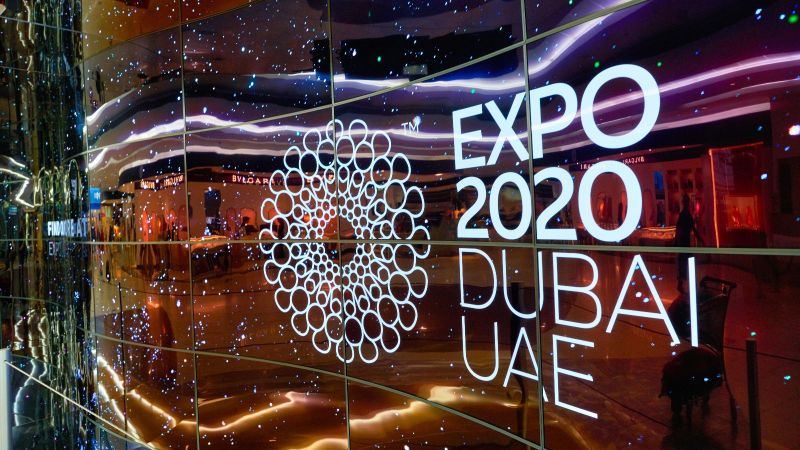 Das Logo der Expo Dubai ist auf einem beleuchteten Hintergrund zu sehen.
