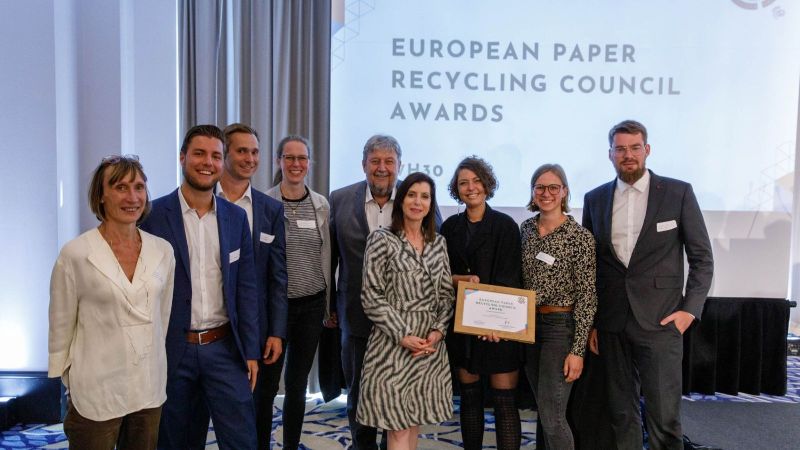 Das Team von EnEWA bei der Preisverleihung vom European Paper Recycling Council Award