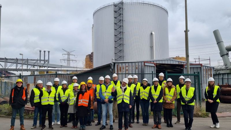 Gruppenbild der Delegierten des Energy Storage TCP vor dem Energiespeicher bei Vattenfall in Berlin Reuter West