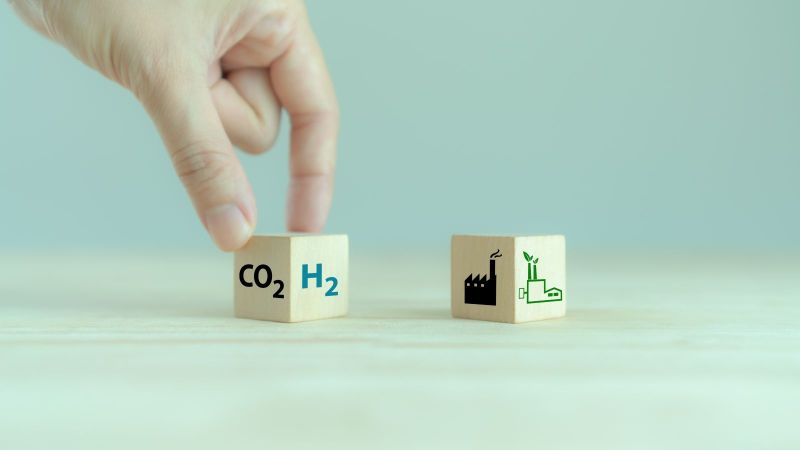 Symbolbild für Austausch: Würfel mit Symbolen zum Thema Industrie-Energieforschung und Wasserstoff