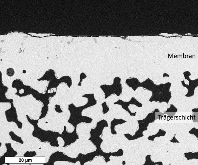 Mikroskopische Aufnahme zeigt die Mikrostruktur einer mischleitenden Dünnschichtmembran (MIEC-Membran)