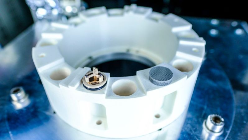 Ein am Fraunhofer IPM aufgebautes magnetokalorisches Kühlsystem erreicht erstmals eine Leistungsdichte von 12,5 Watt pro eingesetztem Gramm des magnetokalorischen Materials.