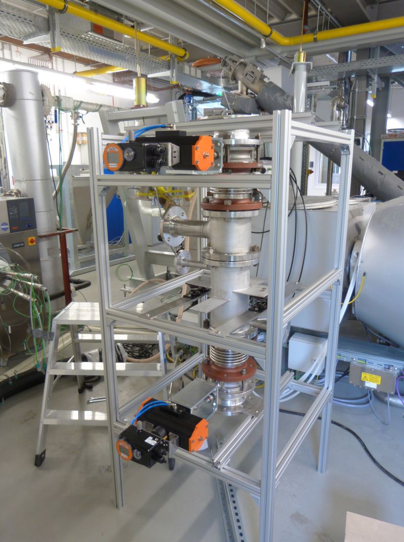 Die Laboranlage liefert den Funktionsnachweis für einen Reaktor mit bewegtem Reaktionsbett.