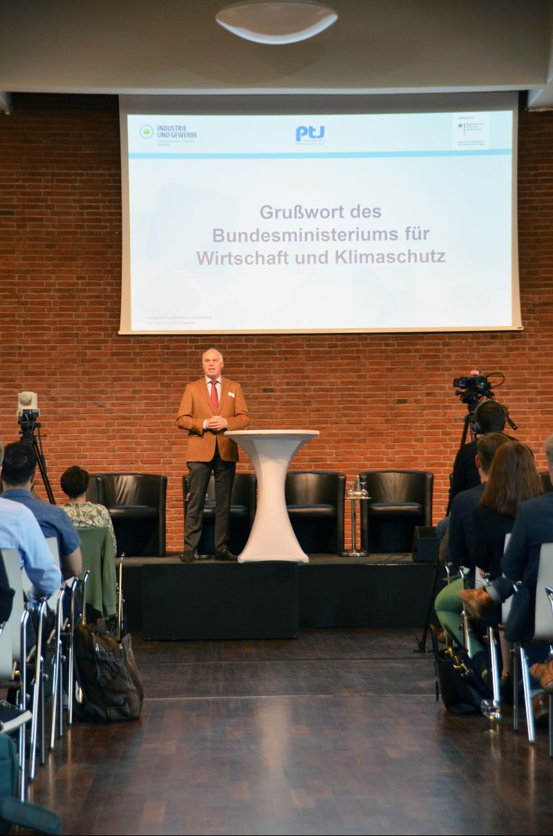 Dr. Wolfgang Langen, Leiter des Referates IIC6 im BMWK, eröffnet den Kongress mit einem Grußwort.