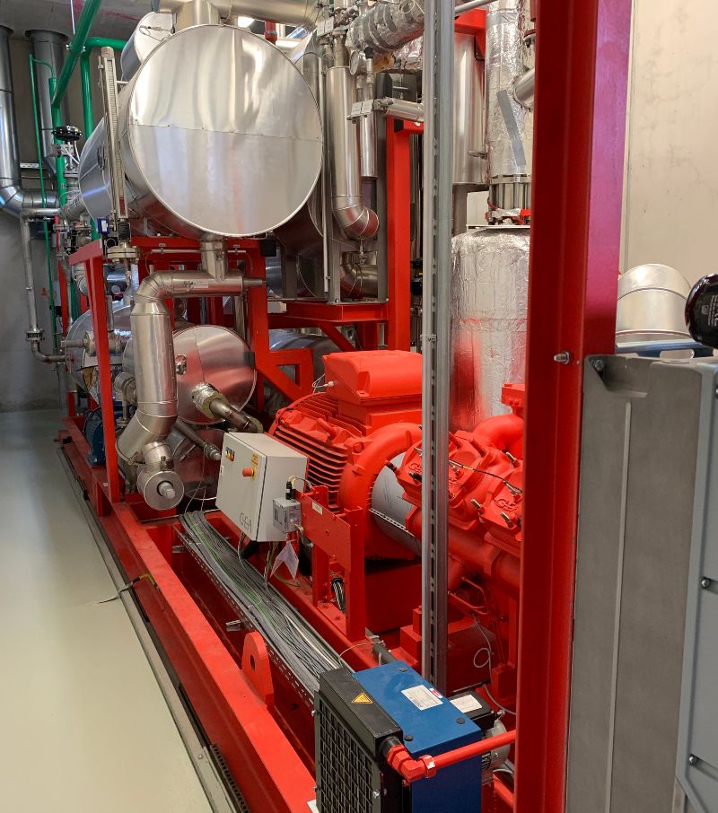 Die im Forschungsprojekt HT Wärmepumpe entwickelte Hochtemperaturwärmepumpe AGO Calora wurden 2021 bei den Stadtwerken Neuburg installiert und ist dort weiterhin in Betrieb.
