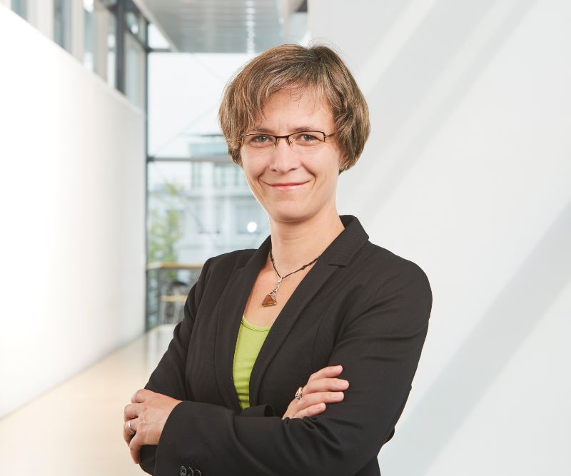 Porträtbild Dr. Lena Schnabel