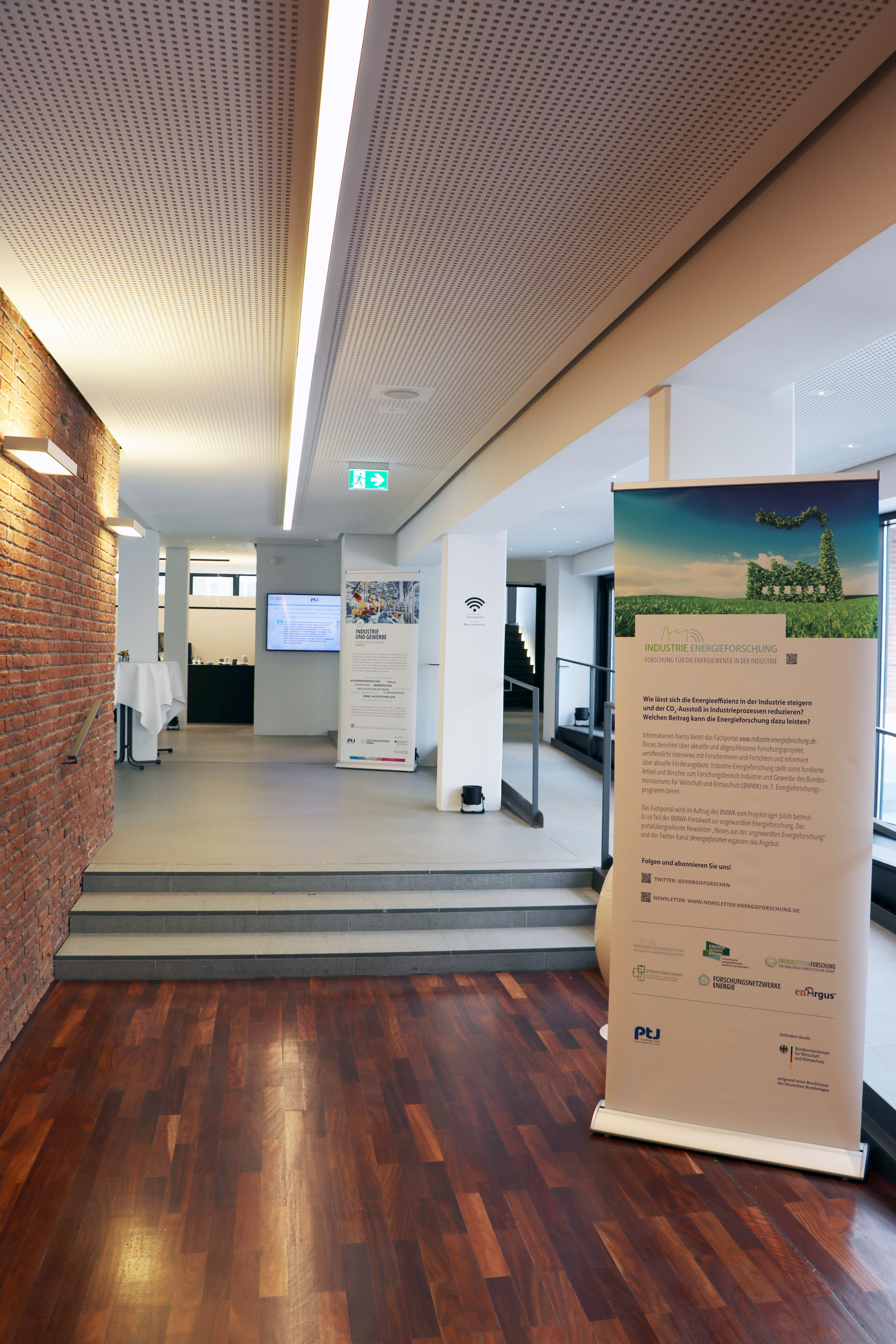 Foto vom Blick ins Foyer. Das Tagungswerk Berlin war am 17. &  18. Mai Veranstaltungsort für den Kongress Energieeffizienzforschung für Industrie und Gewerbe. 