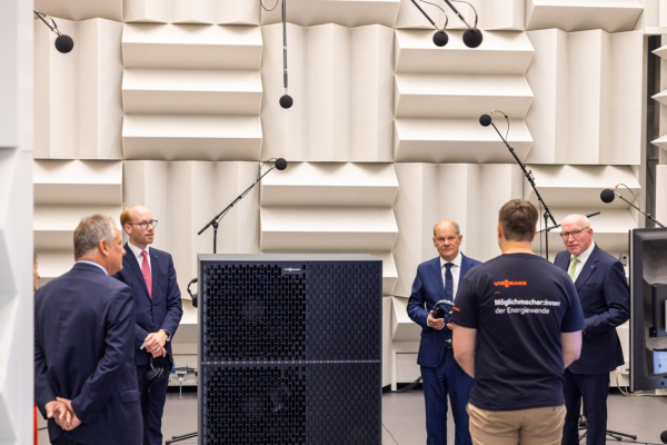 Bundeskanzler Scholz informiert sich über die Schallemissionen von Wärmepumpen im Viessmann Akustik-Labor