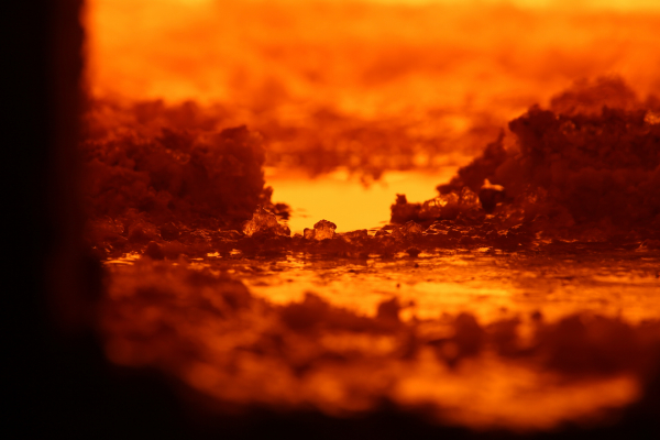 Blick in eine Glasschmelzwanne. Spezialgläser werden bei Temperaturen von 1.500 bis 1.700
Grad Celsius geschmolzen.